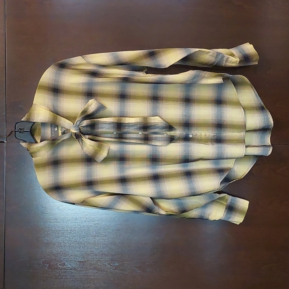 Cotelac long sleeve with tie on the neck.
